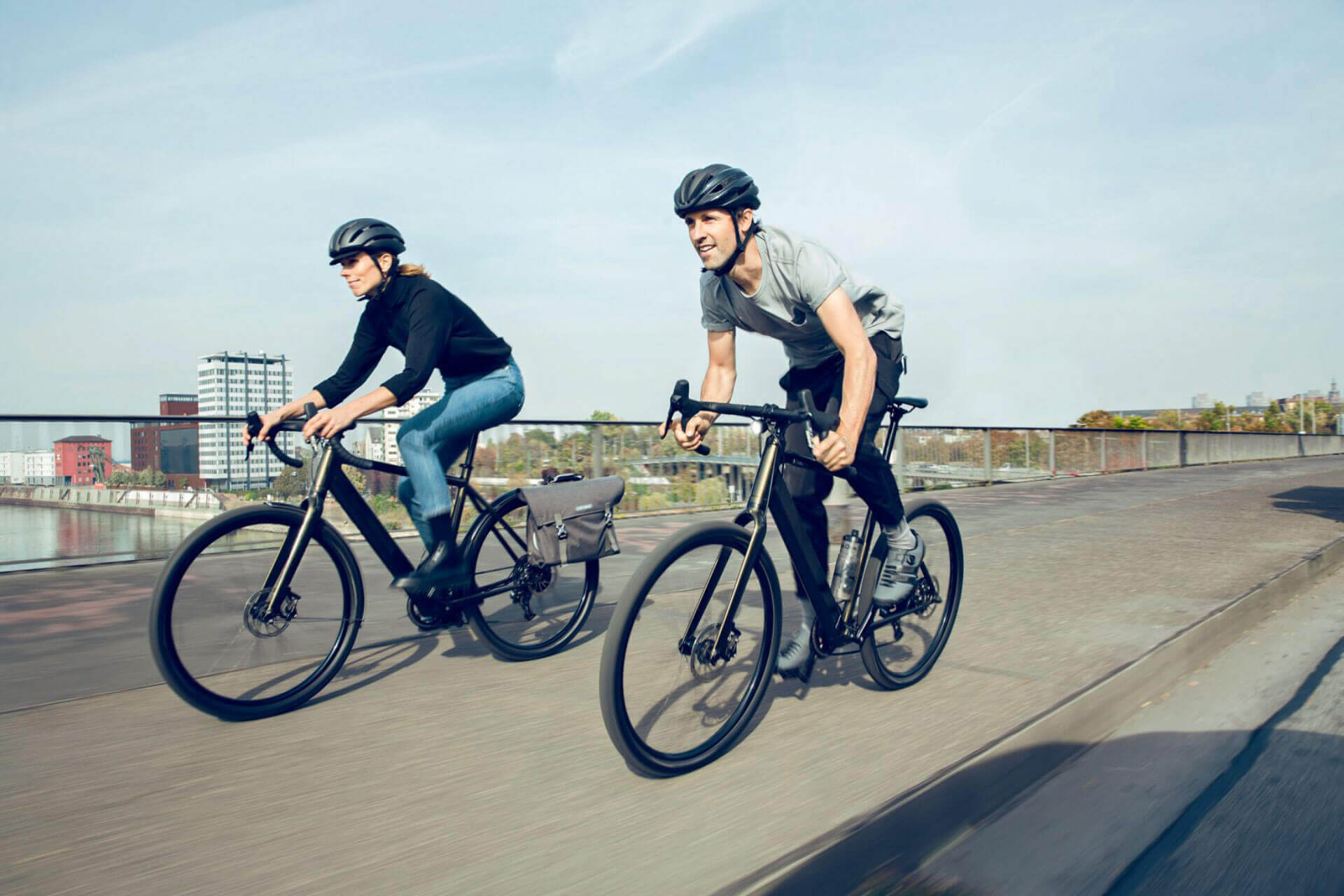 Mann und Frau fahren auf sportlichen Gravel E-bikes Torino von Coboc