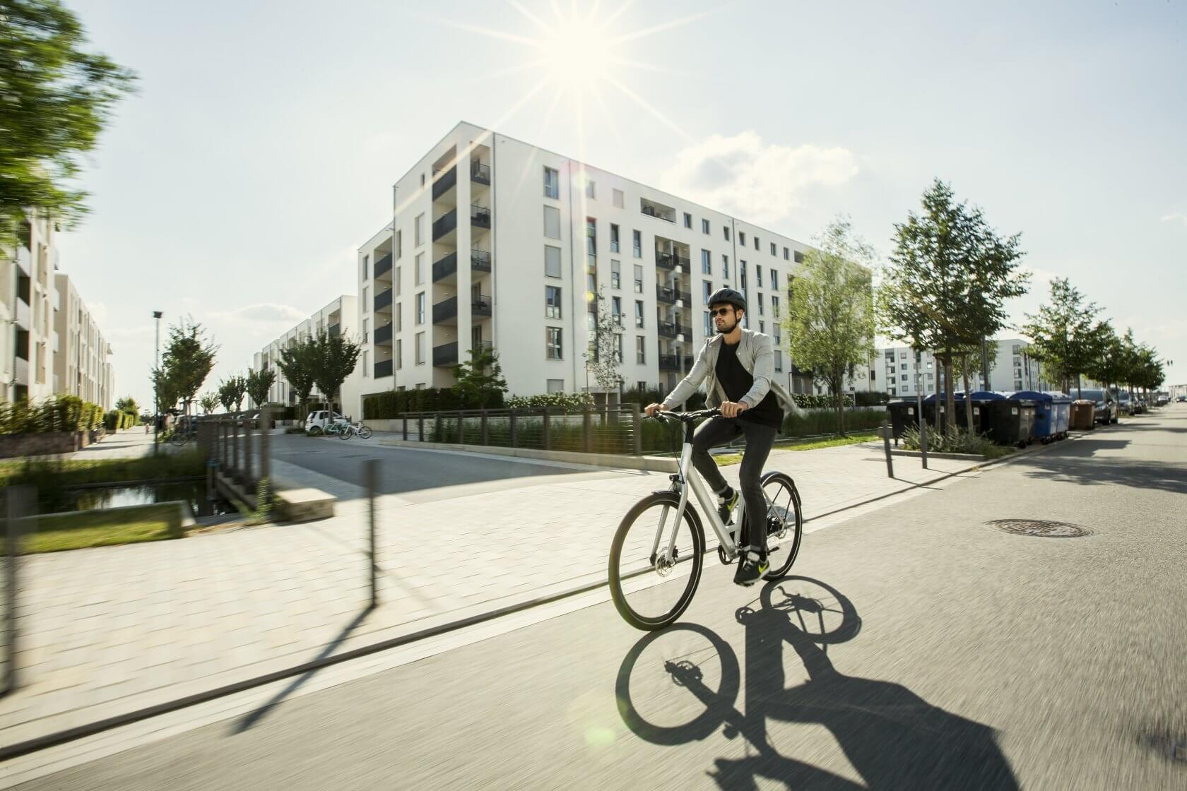 Mann fährt auf Tiefeinsteiger E-Bike Coboc SEVEN Kallio