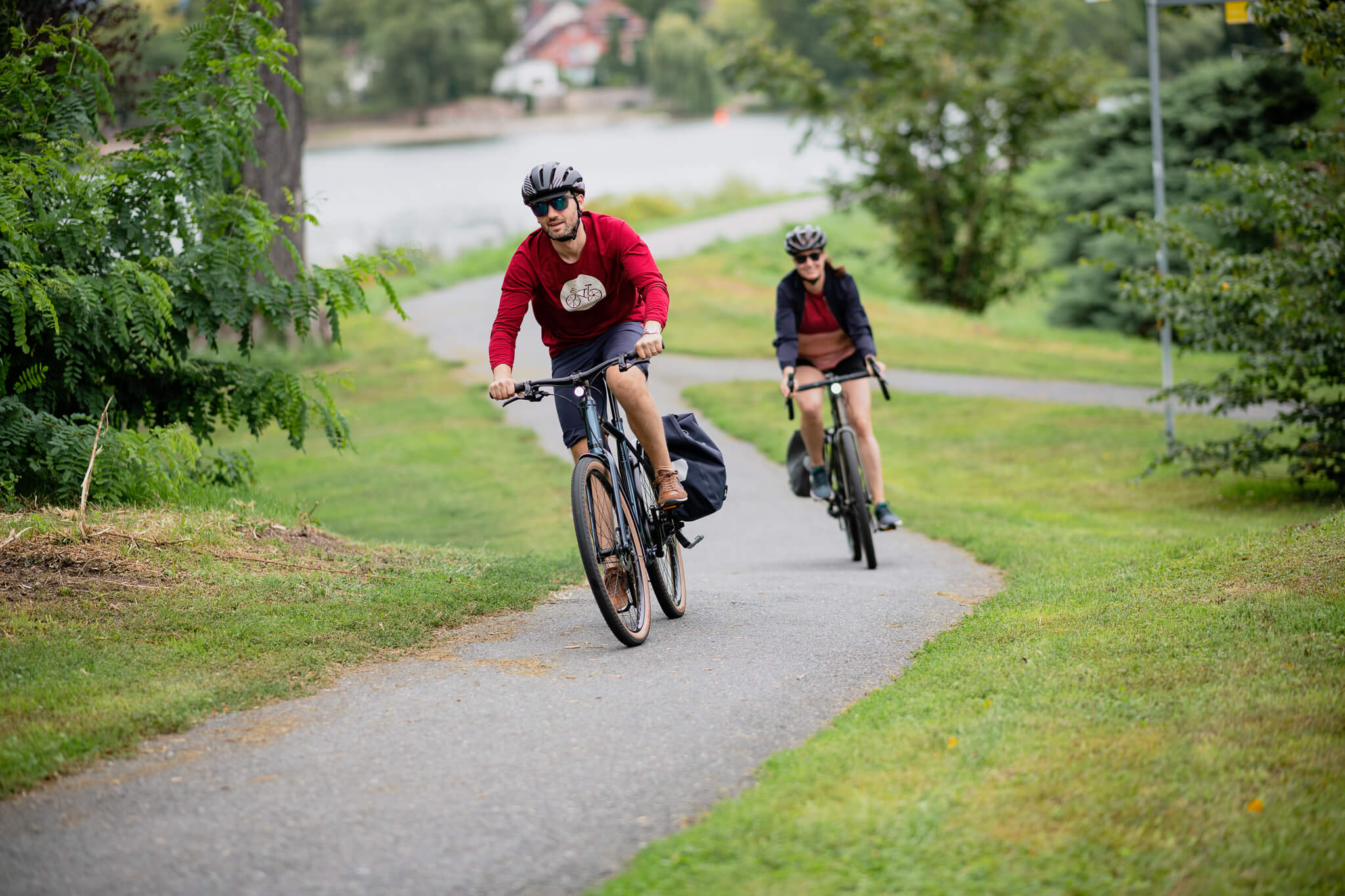 Mann und Frau auf E-Bike Coboc Merano