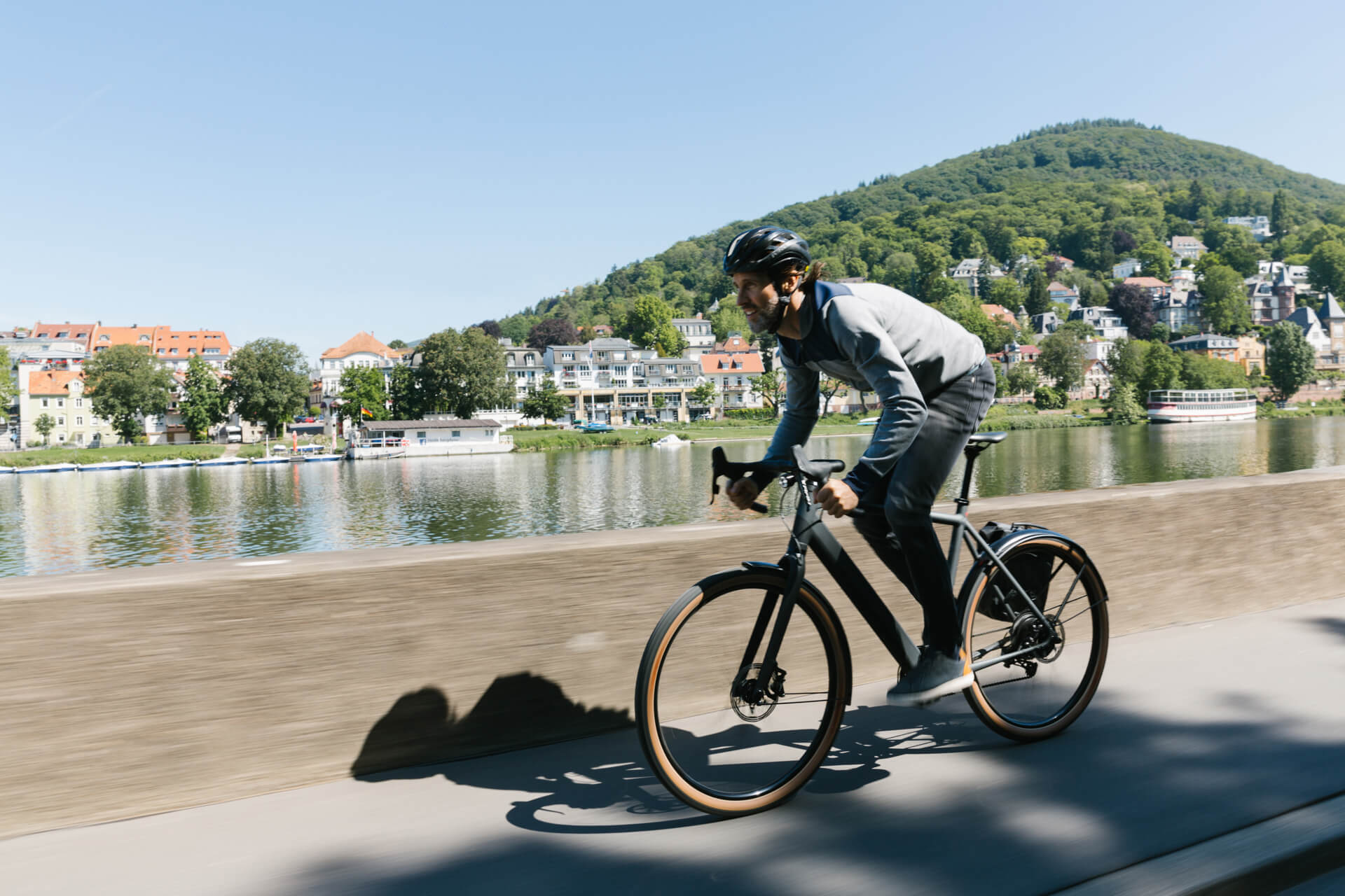 Mann fährt E-Bike Coboc Torino 527