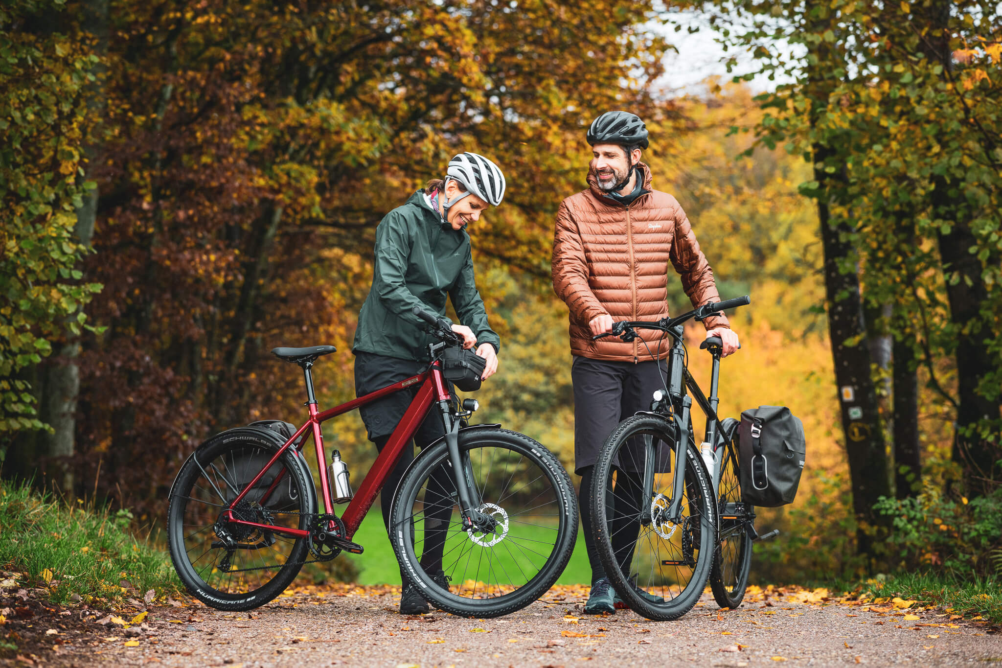 Zwei Männer mit dem leichten Trekking-E-Bike Coboc Iseo auf einem Waldweg