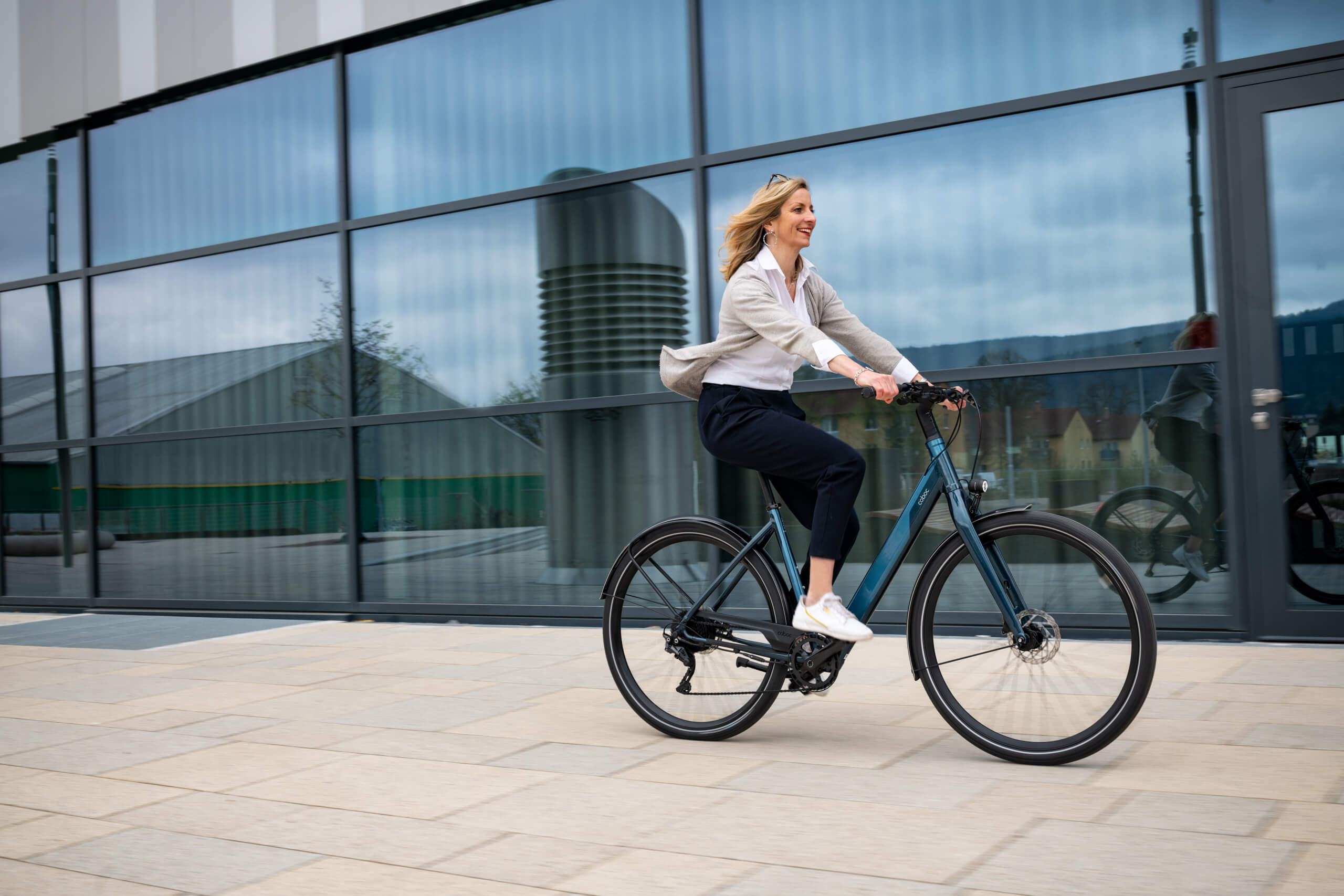 Frau fährt auf Tiefeinsteiger E-Bike Kallio RGD von Coboc