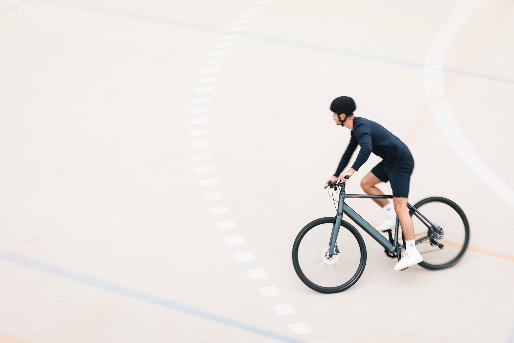 Mann auf sportlichem Fitness E-Bike Coboc Sydney
