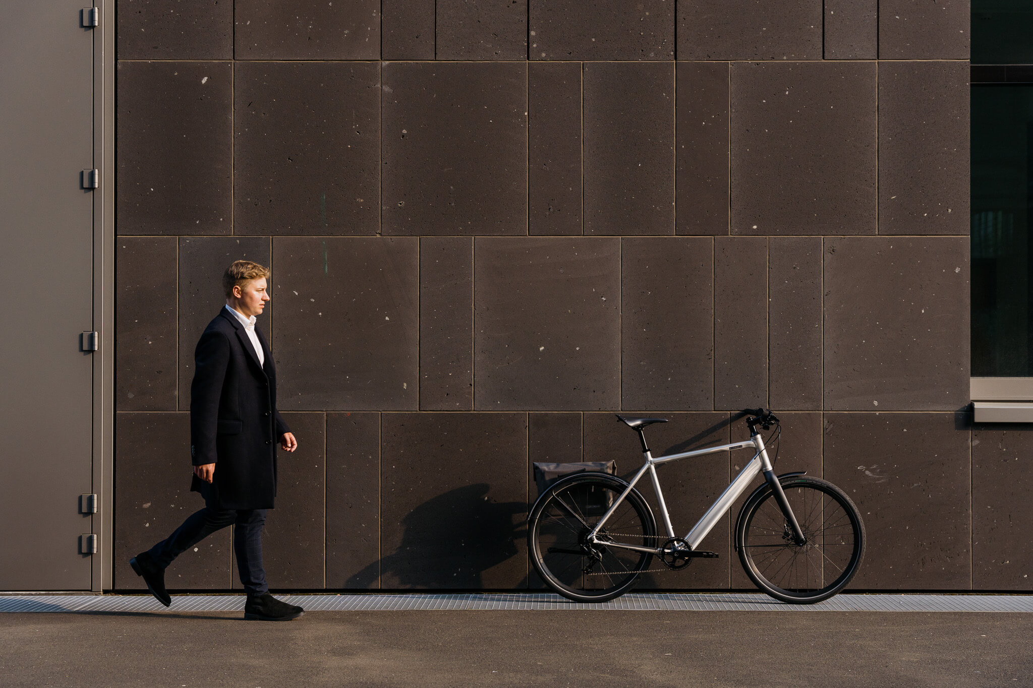 Mann läuft neben Design E-Bike Vesterbro DMT Raw