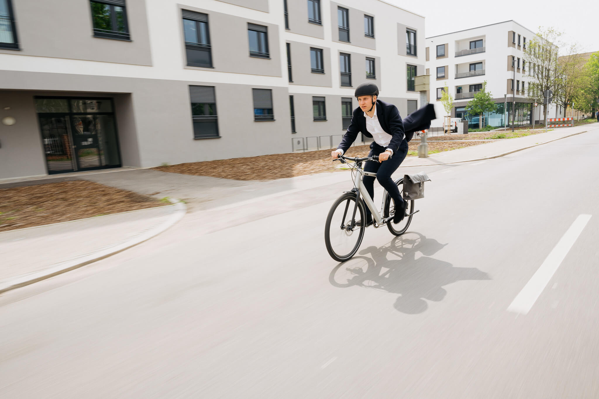 Mann fährt auf Vesterbro DMT raw