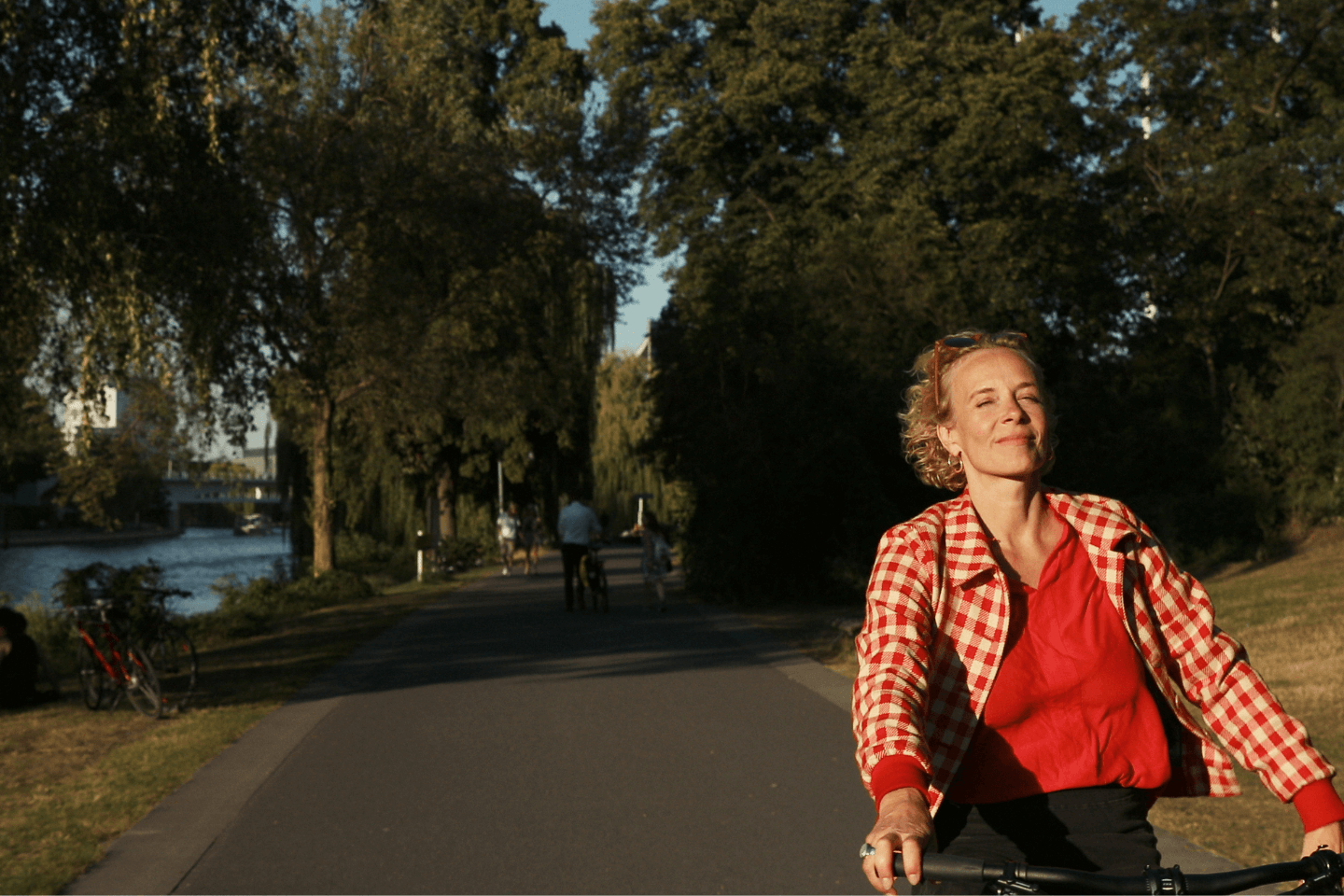 Katja Riemann fährt auf E-Bike Kallio von Coboc