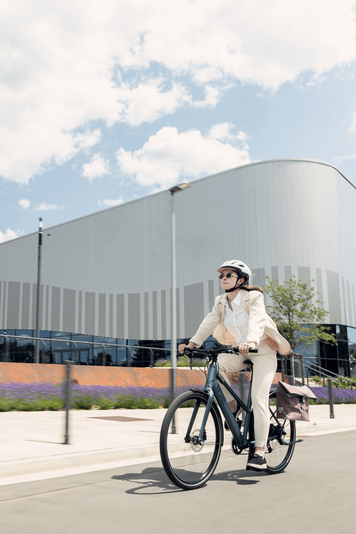 Frau auf City E-Bike Vesterbro TPZ