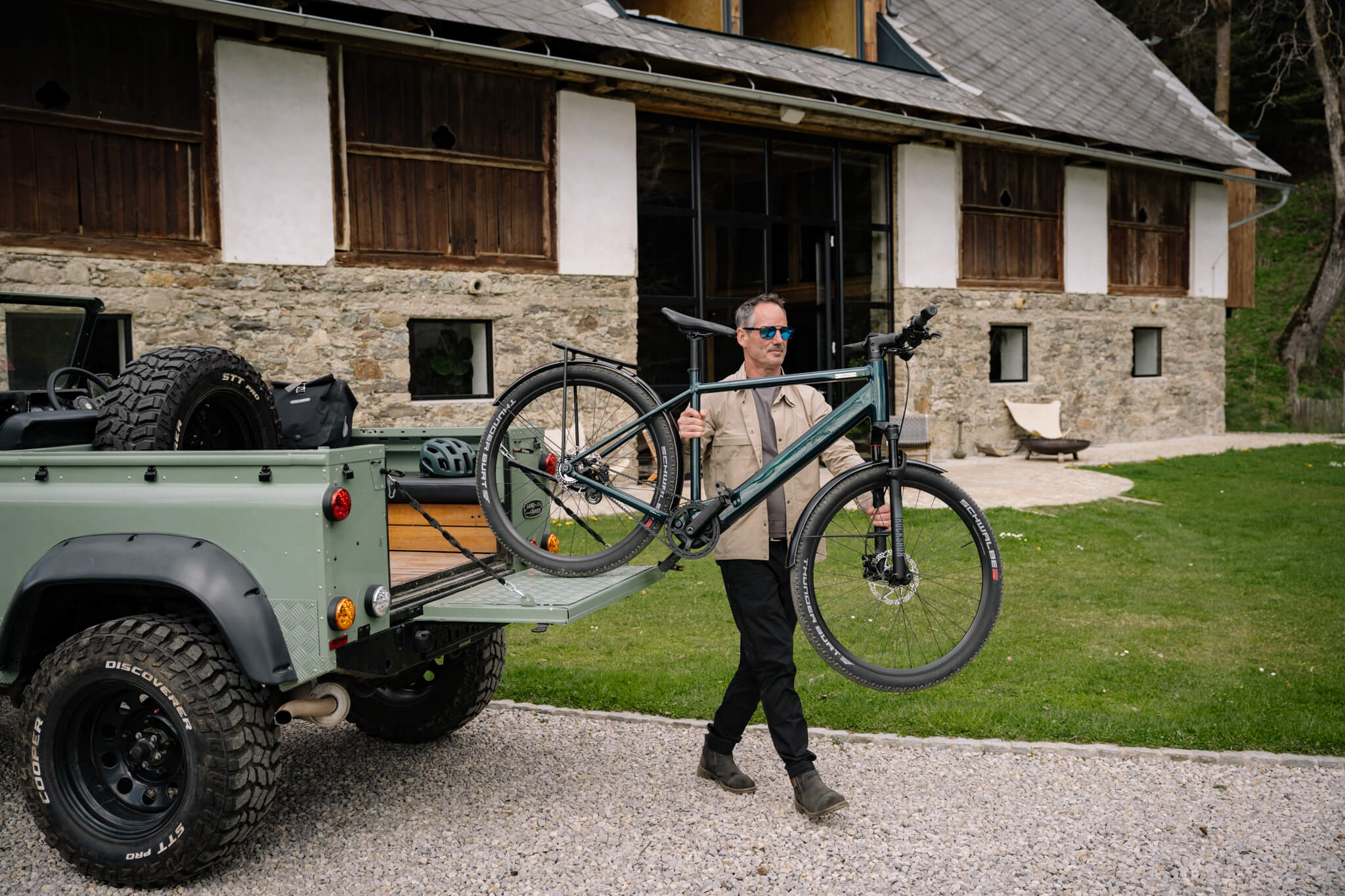 Mann trägt leichtes Touren E-Bike Coboc Skye Belt von Auto