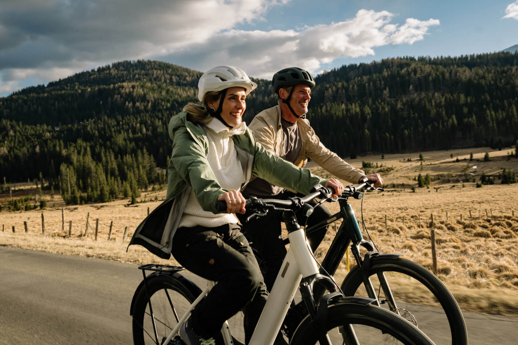 Mann und Frau fahren auf Coboc E-Bike Skye Belt