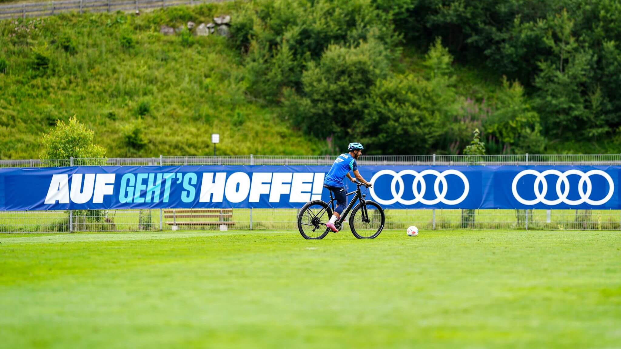 Spieler der TSG Hoffenheim fährt auf Coboc E-Bike über den Rasen