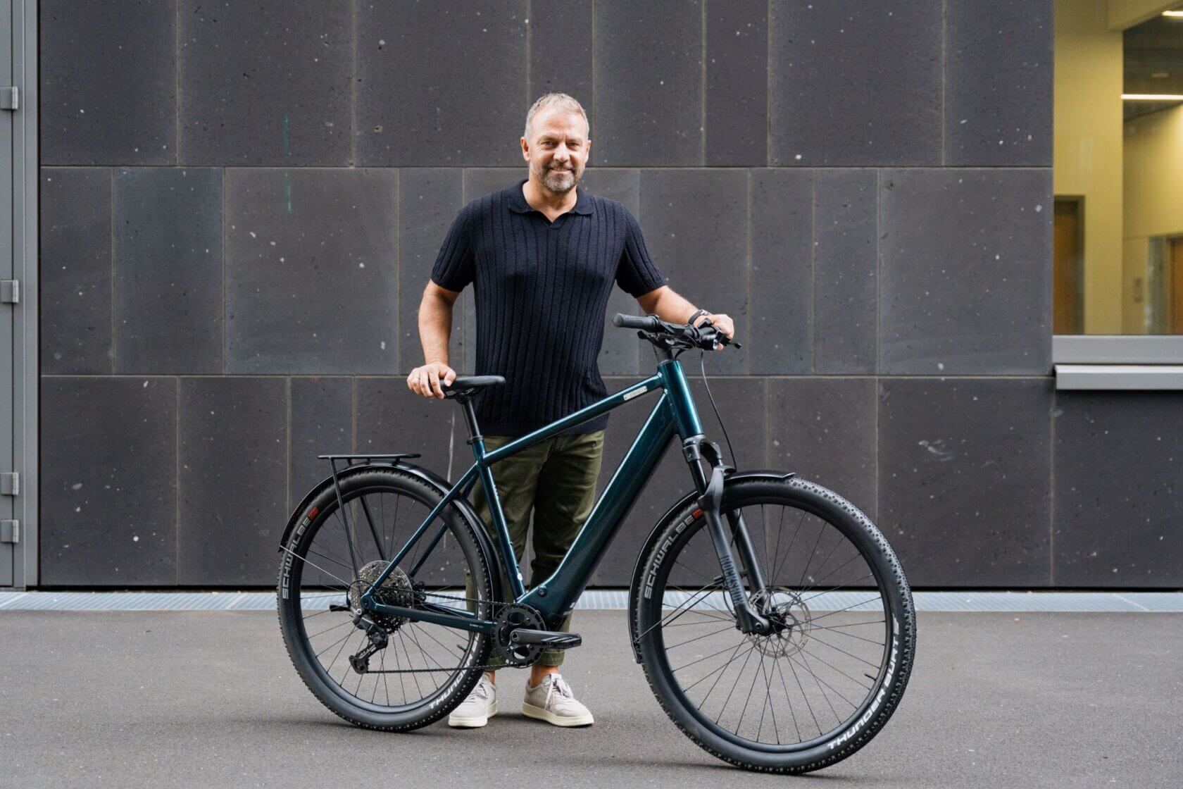 Hansi Flick steht neben Coboc E-Bike