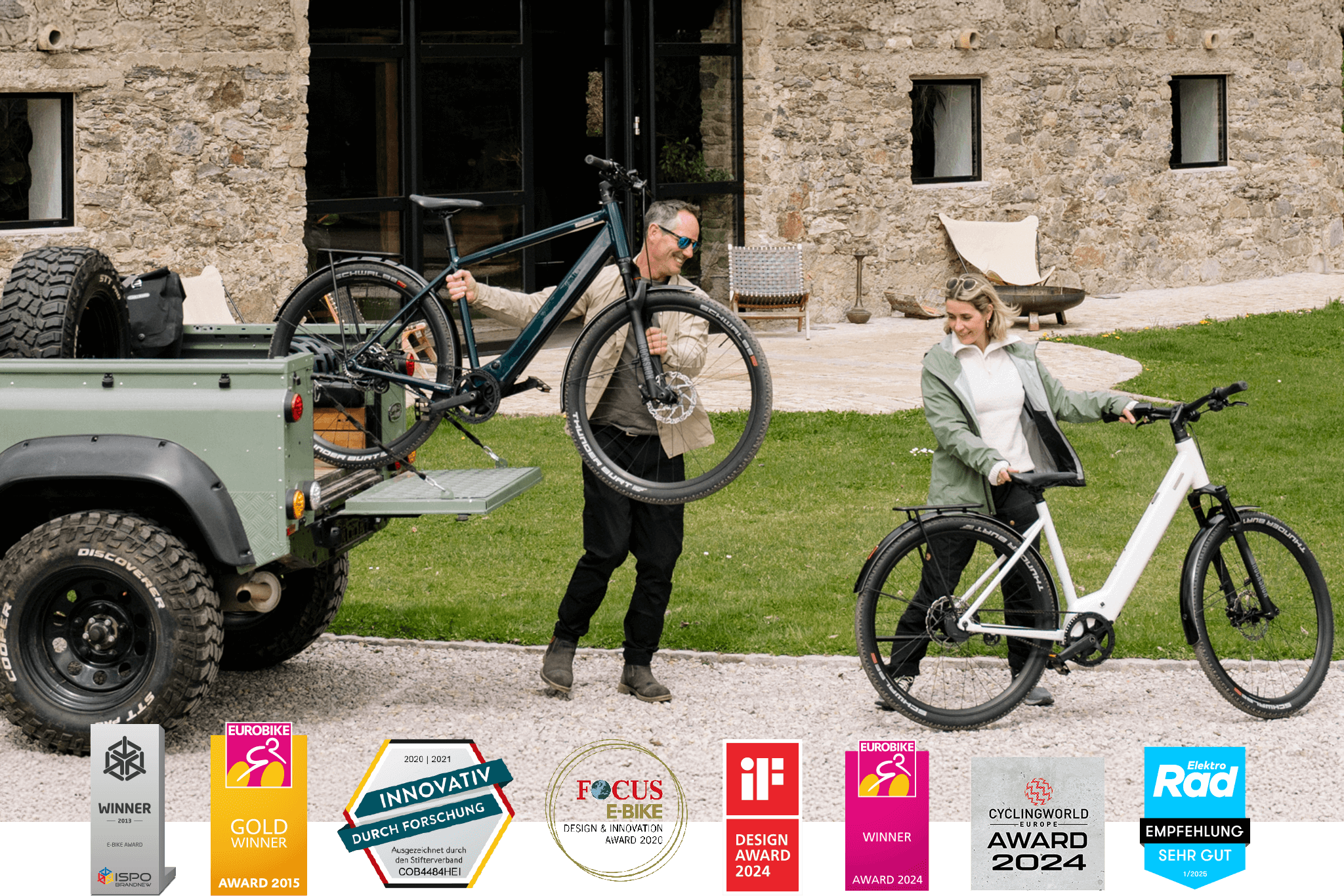 Mann hebt leichtes Coboc E-Bike von Auto