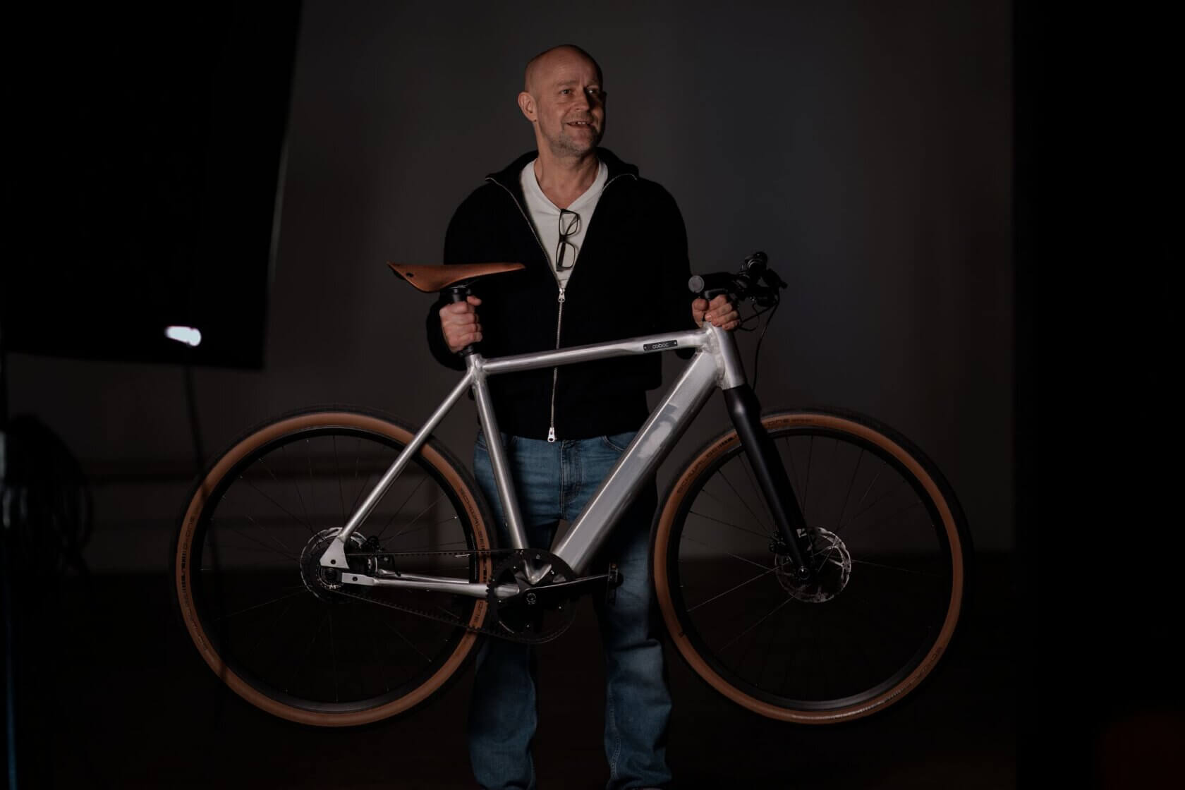 Jürgen Vogel hebt leichtes Coboc E-Bike hoch