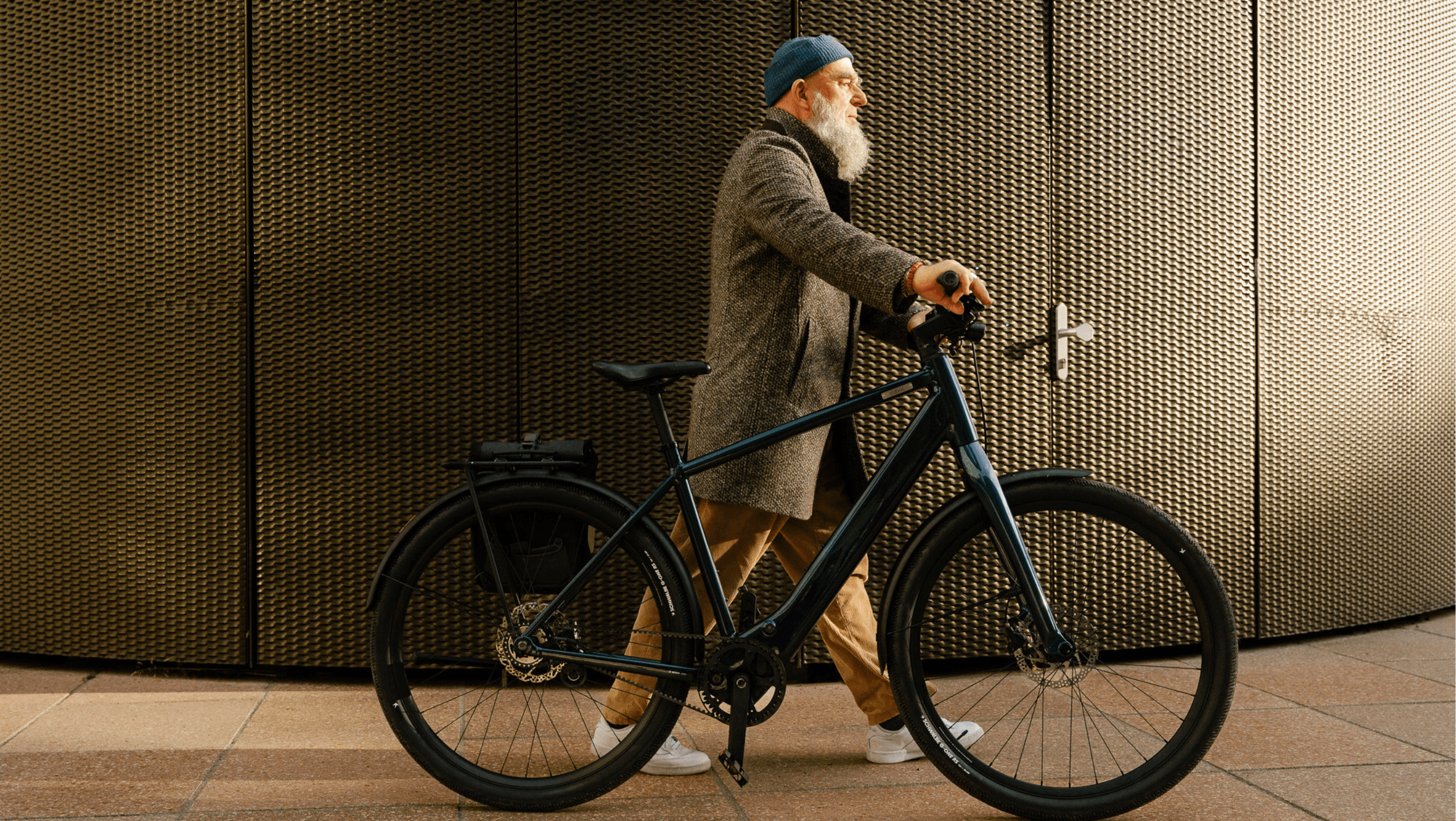 Mann schiebt leichtes E-Bike Coboc Skye City