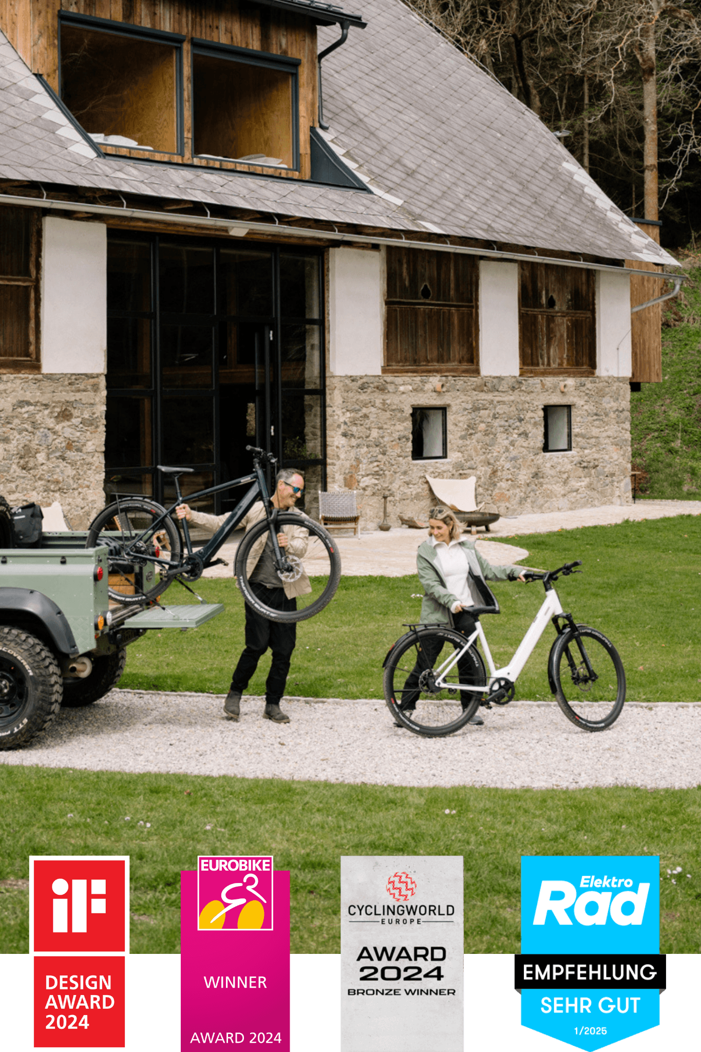 Mann lädt leichtes Touren-E-Bike Skye Belt von Auto ab